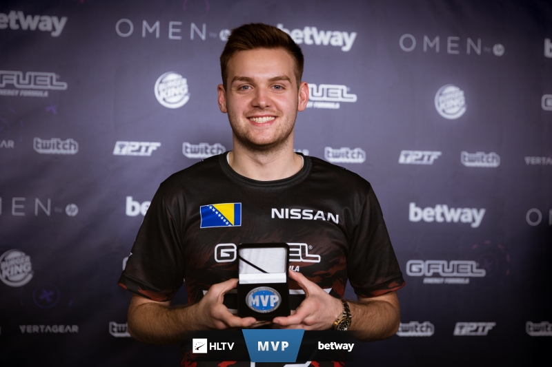 边锋回撤 边锋回撤